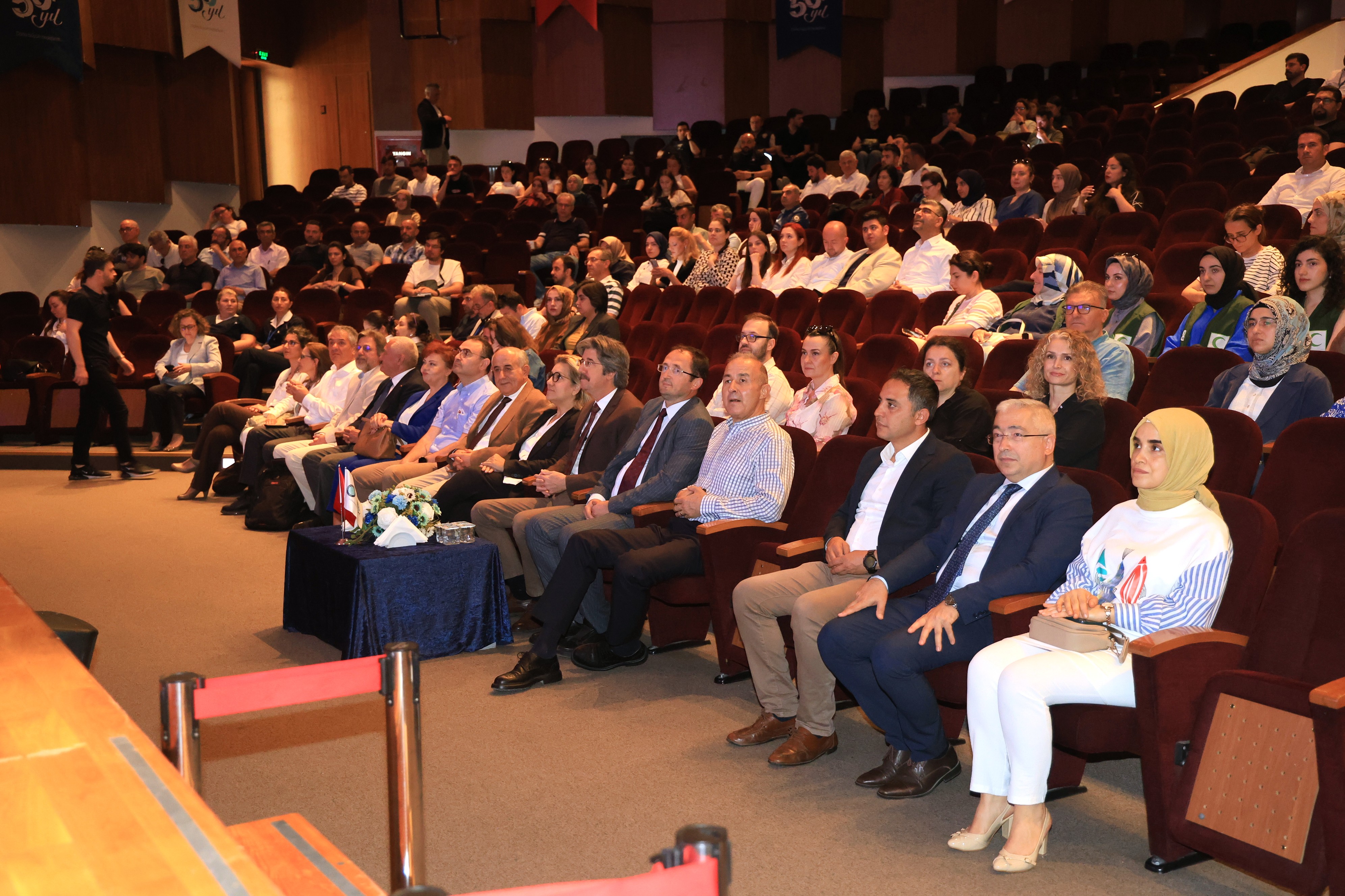Tütün endüstrisinin evrimi ve tehlikeleri masaya yatırıldı